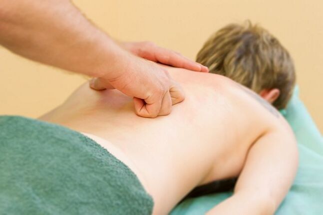 Dopo l'esame, gli specialisti prescrivono un massaggio speciale per trattare l'osteocondrosi toracica.